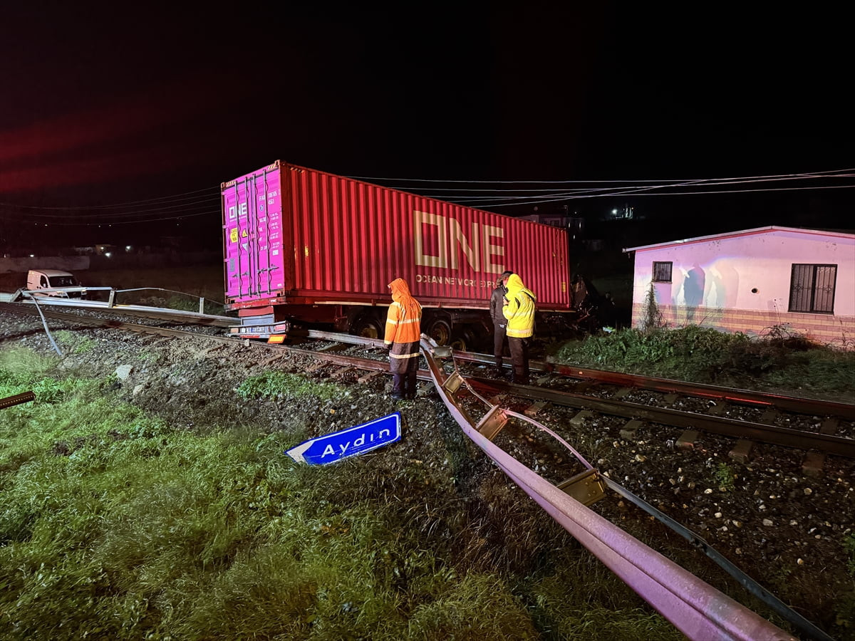 Aydın'ın Efeler ilçesinde kontrolden çıkıp tren yoluna giren tırın sürücüsü hayatını...