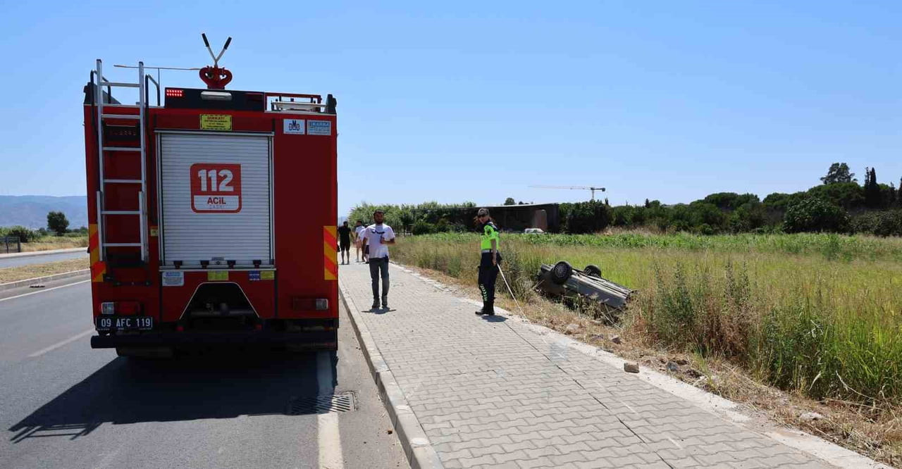 AYDIN'IN EFELER İLÇESİNDE OĞLUNU AYDIN ŞEHİR HASTANESİ'NE GÖTÜREN BABANIN KULLANDIĞI ARAÇ YOLDAN...