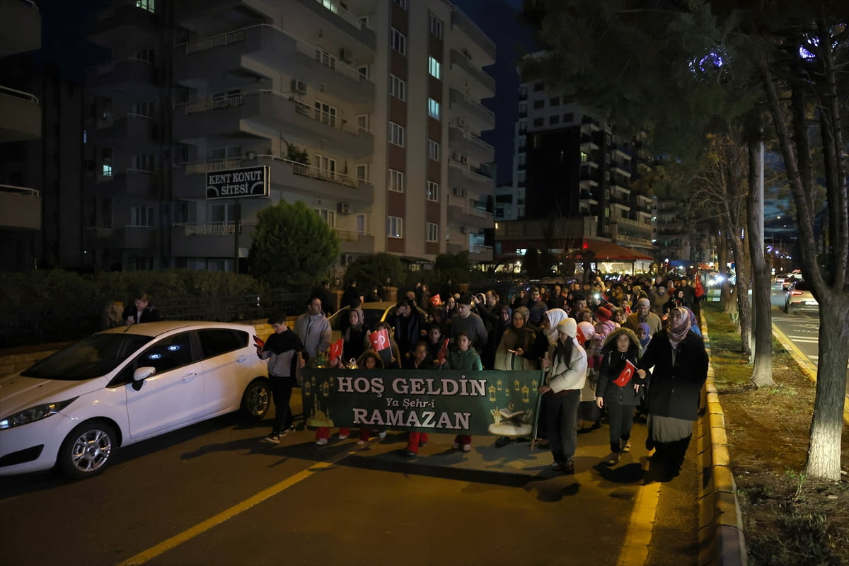 Aydın'ın Efeler ilçesinde on bir ayın sultanı ramazan ayını karşılamak için fener alayı...