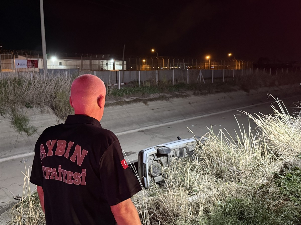 Aydın'ın Efeler ilçesinde sulama kanalına devrilen otomobildeki 2 kişi yaralandı.