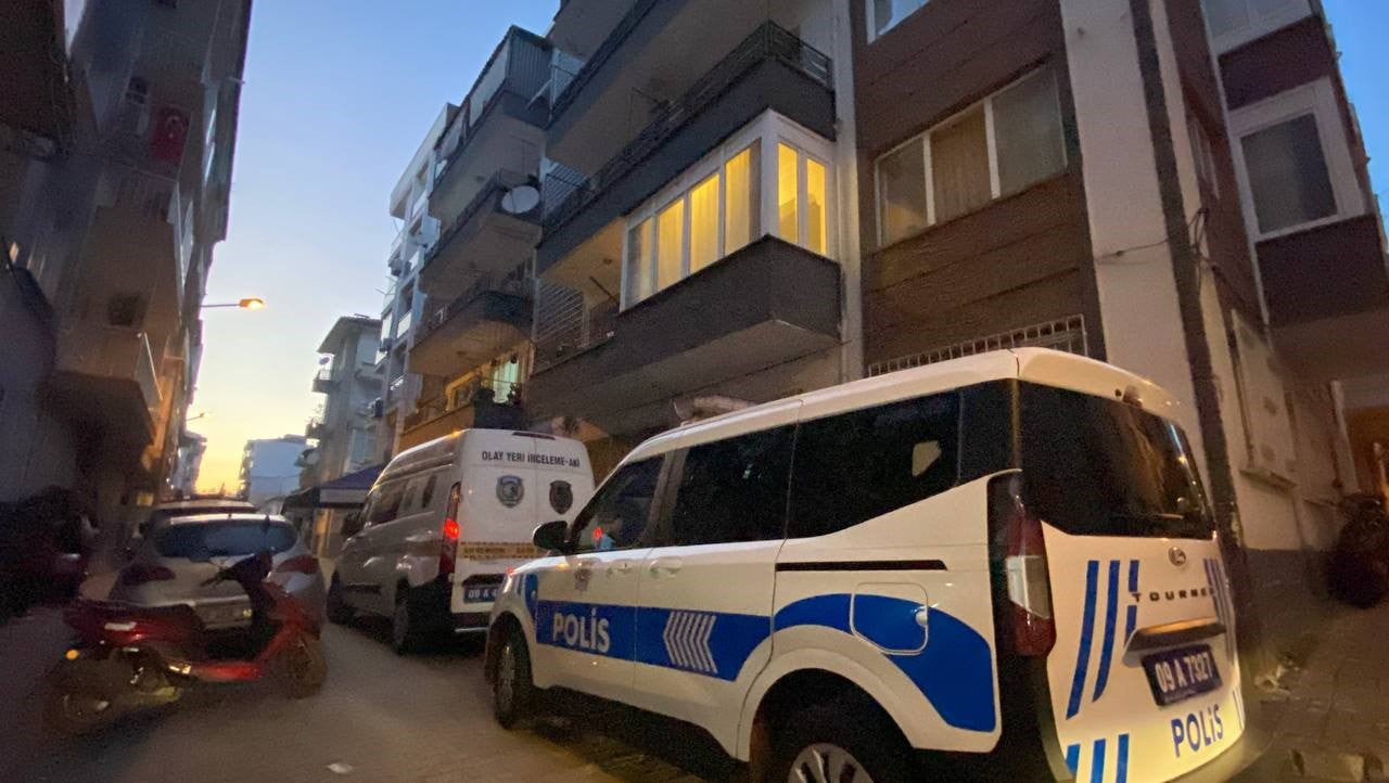 AYDIN'IN EFELER İLÇESİNDE TEMİZLİKÇİ BİR KADIN 5 KATLI APARTMANIN SON KATINDA CAM SİLMEK İÇİN...