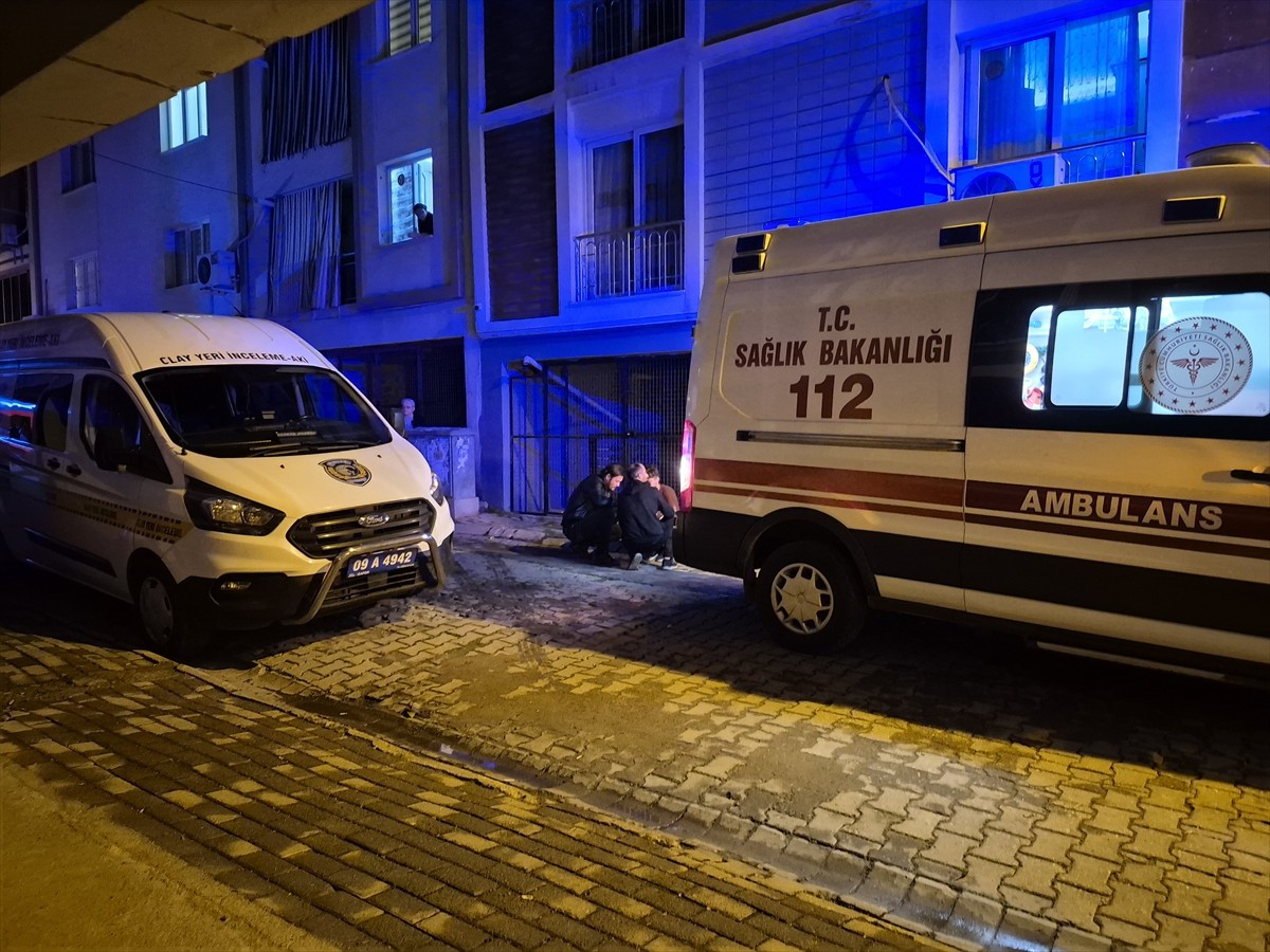 Aydın'ın Efeler ilçesinde üniversite öğrencisi, arkadaşlarının evinde ölü bulundu.