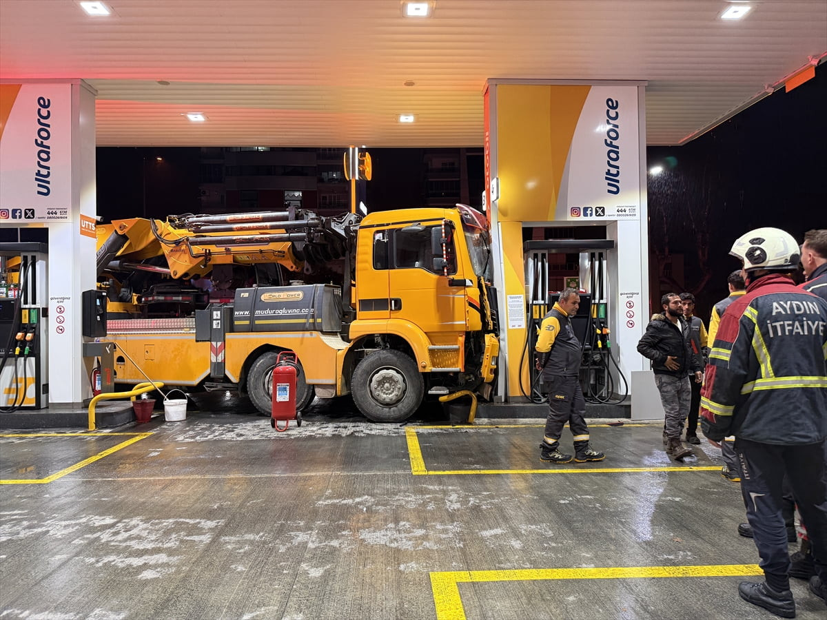 Aydın'ın Efeler ilçesinde vincin akaryakıt istasyonuna girmesi sonucu hasar oluştu.