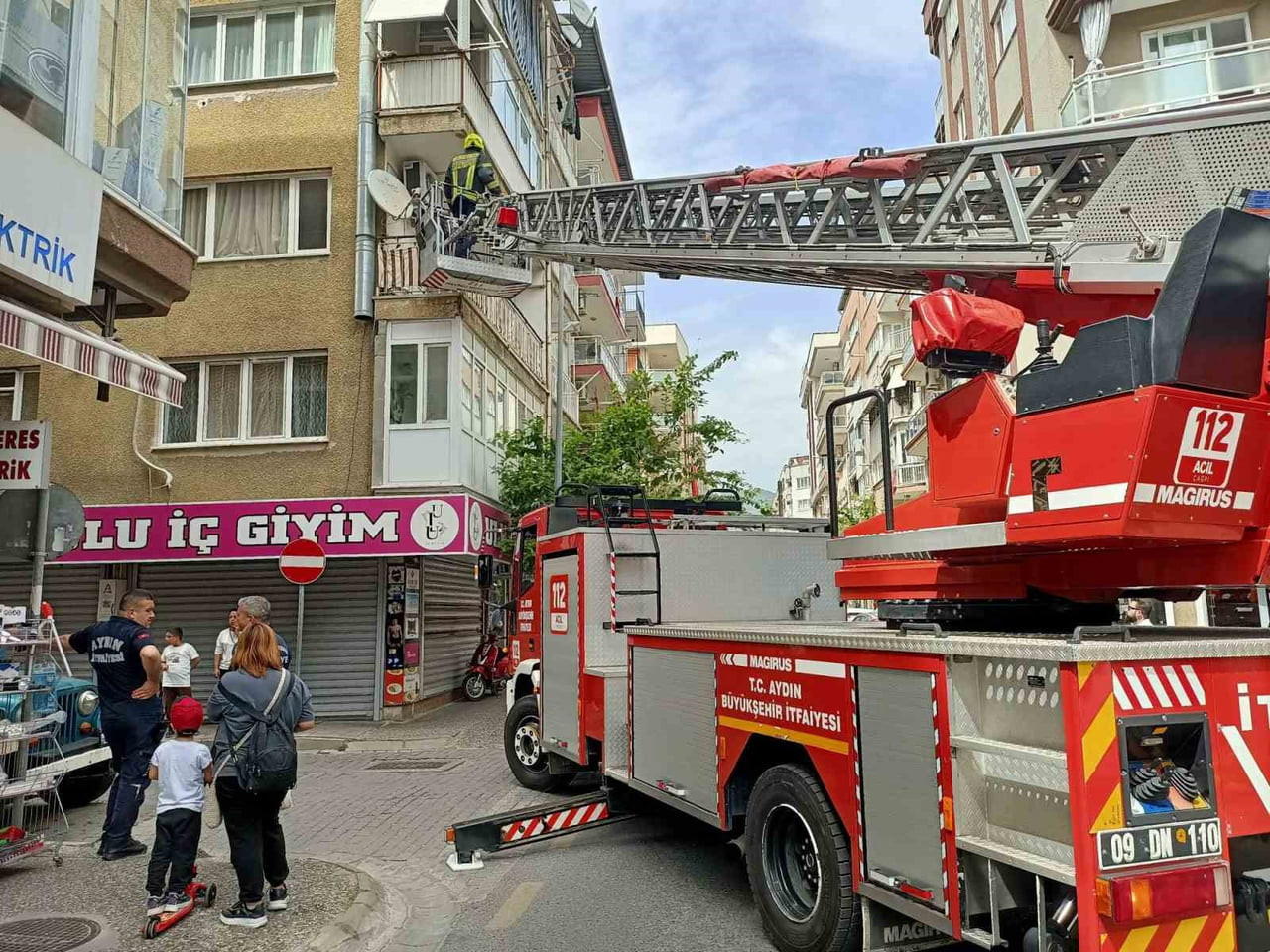AYDIN'IN EFELER İLÇESİNDE YAŞLI BİR ADAMIN OCAKTA UNUTTUĞU YEMEK NEDENİYLE YANGIN ÇIKARKEN, YANIK...