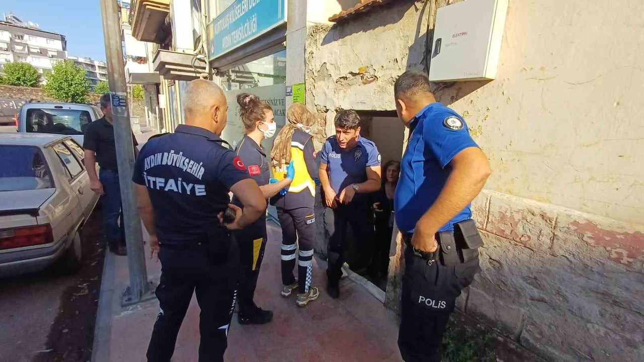 AYDIN'IN EFELER İLÇESİNDE YOĞUN DUMAN İHBARI İTFAİYE EKİPLERİNİ HAREKETE GEÇİRİRKEN, EVİN BAHÇE...