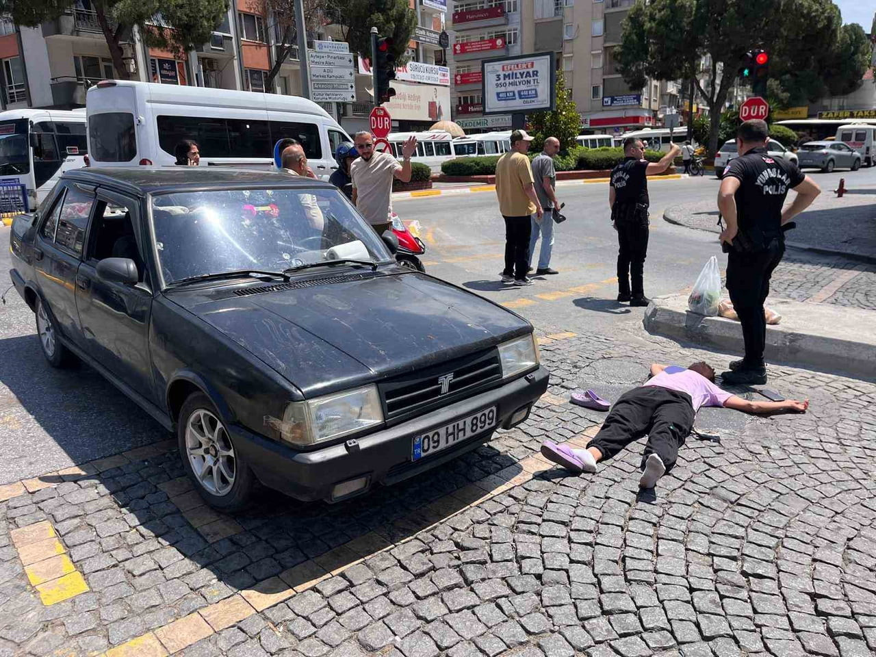 AYDIN'IN EFELER İLÇESİNDE YOLUN KARŞISINA GEÇMEK İSTEYEN KADIN, OTOMOBİLİN ÇARPMASI SONUCU...