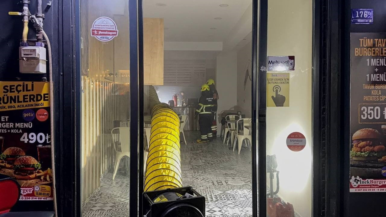 AYDIN'IN EFELER İLÇESİNDEKİ BİR İŞ YERİNDE ÇIKAN YANGIN PANİKLETİRKEN, İŞ YERİNİ SARAN YOĞUN DUMAN...