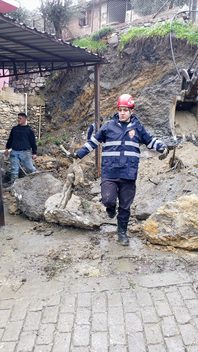 Aydın'ın Efeler ve Söke ilçelerinde meydana gelen sel ve toprak kayması nedeniyle 44 küçükbaş...