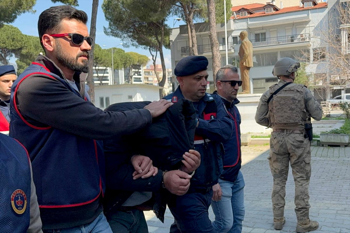 Aydın'ın Germencik ilçesinde annesini odunla öldürdüğü iddiasıyla gözaltına alınan kişi...