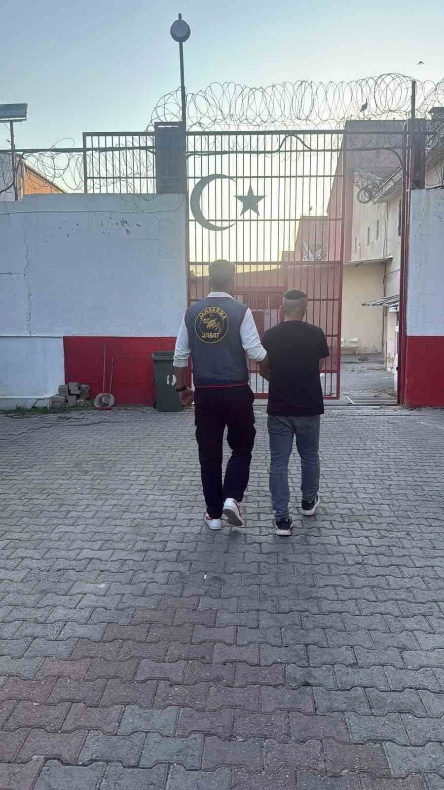 AYDIN'IN GERMENCİK İLÇESİNDE HIRSIZLIK SUÇUNDAN 9 YIL HAPİS CEZASIYLA ARANAN ŞAHIS YAKALANDI.