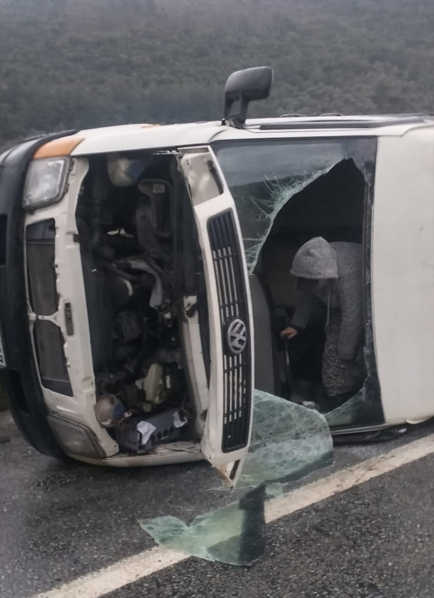 Aydın'ın Germencik ilçesinde işçi servisinin devrilmesi sonucu 6 kişi yaralandı.