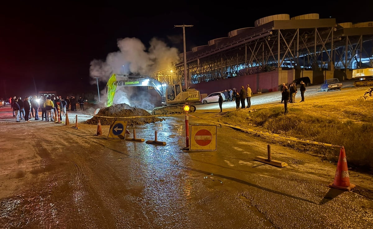 Aydın'ın Germencik ilçesinde jeotermal boru hattında meydana gelen buhar sızıntısından dolayı...