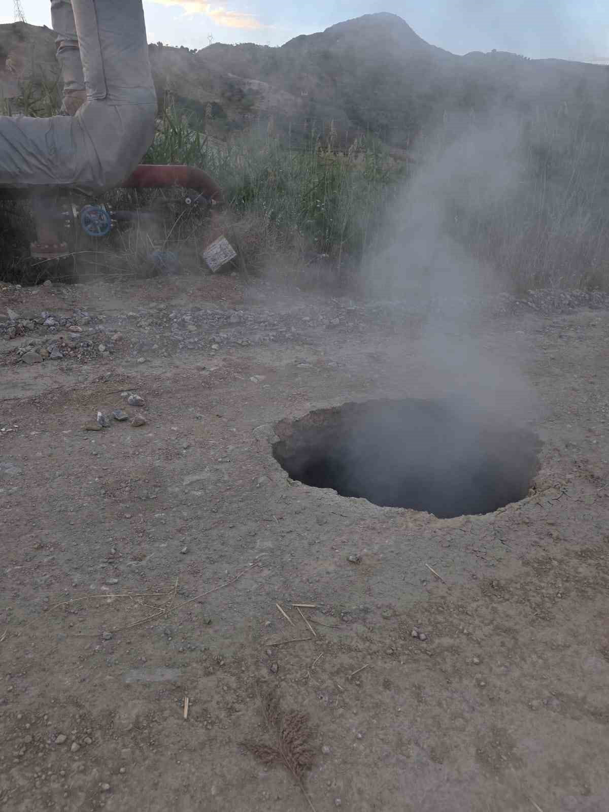 AYDIN'IN GERMENCİK İLÇESİNE BAĞLI BOZKÖY YOLU ÜZERİNDE MEYDANA GELEN ÇÖKME SONRASINDA OBRUK...