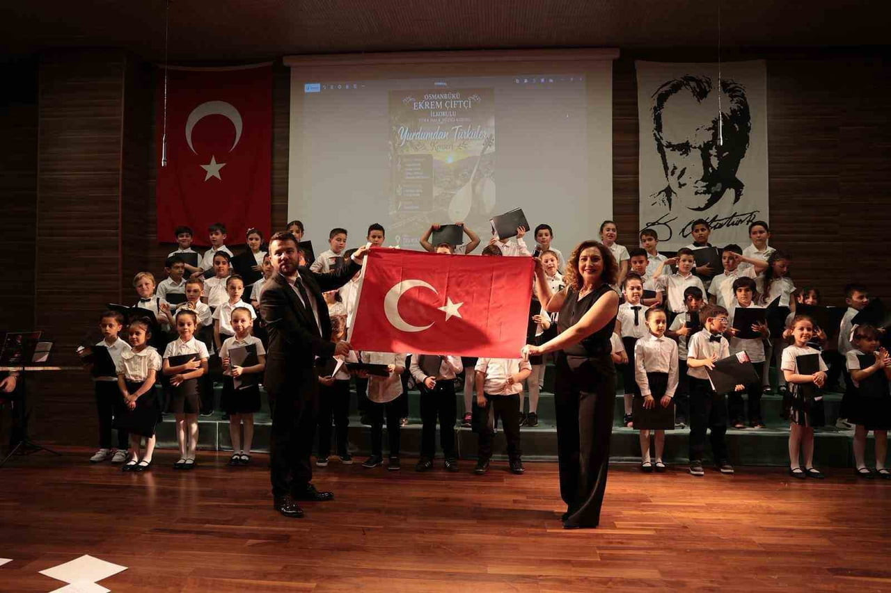 AYDIN'IN İNCİRLİOVA İLÇESİNDE İLKOKUL ÖĞRENCİLERİ TARAFINDAN HAZIRLANAN “YURDUMDAN TÜRKÜLER”...