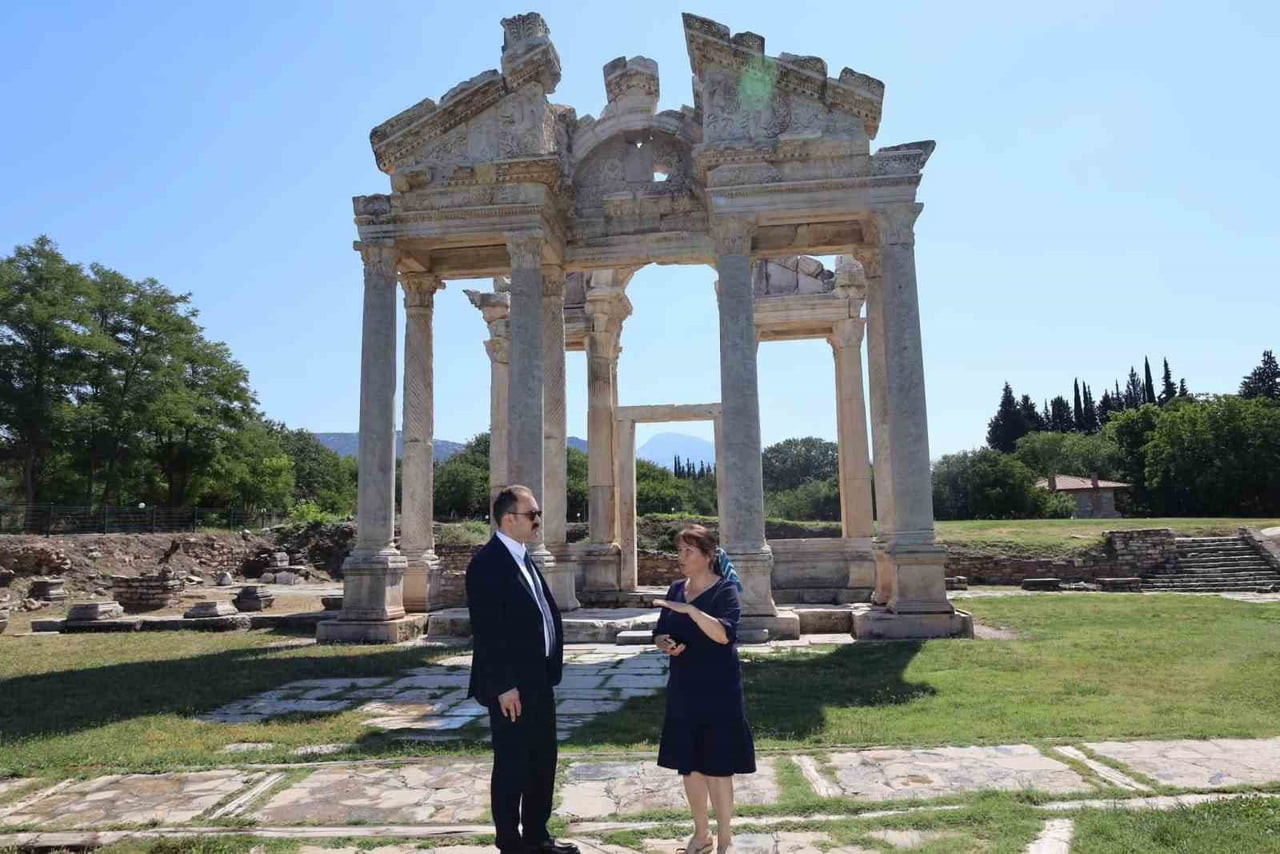 AYDIN'IN KARACASU İLÇESİ KAYMAKAMI İSMAİL BATTAL, AFRODİSİAS MÜZE MÜDÜRLÜĞÜ'NÜ ZİYARET EDEREK...