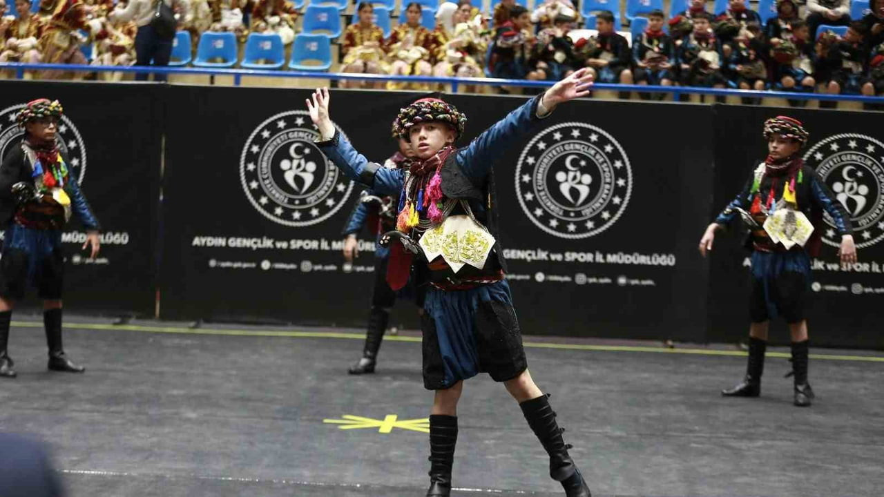 AYDIN'IN KARACASU İLÇESİNDE SAHNELENEN "HEPİMİZ MAHKUMUZ" ADLI TİYATRO OYUNU, VATANDAŞLARIN YOĞUN...