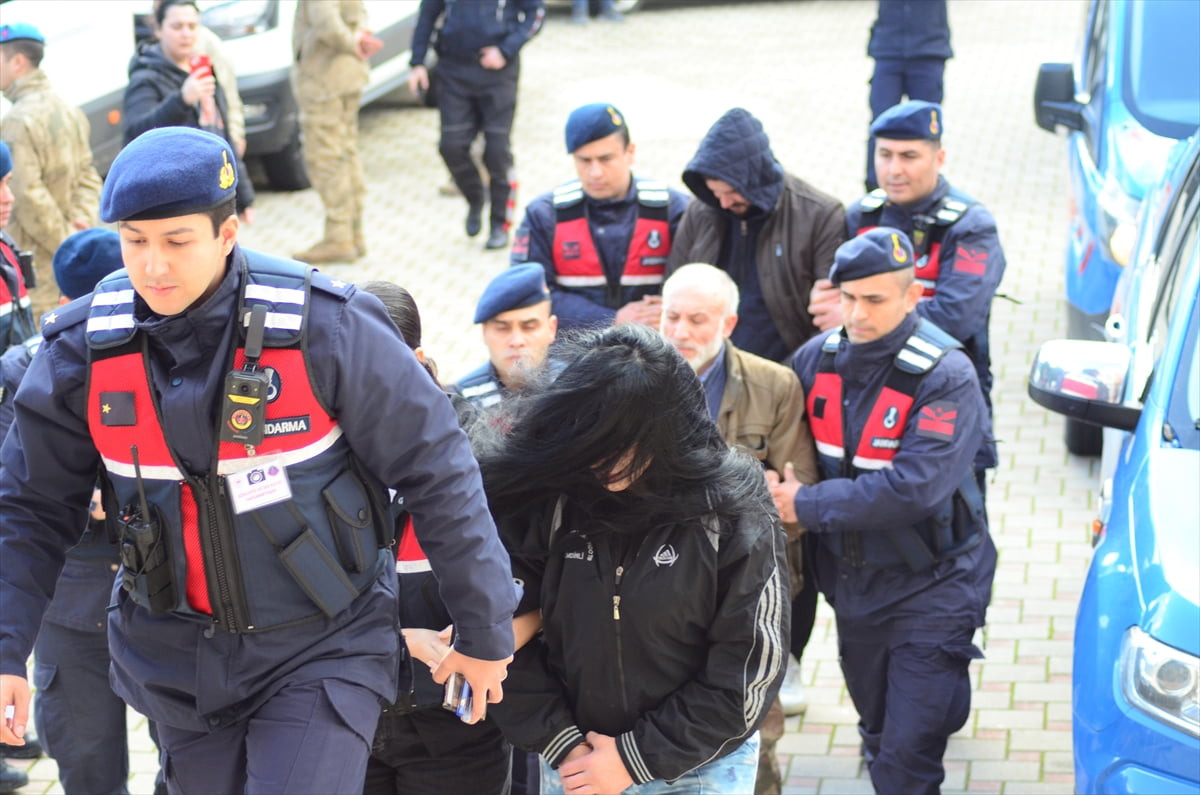 Aydın'ın Karacasu ilçesinde uyuşturucu ticareti yapanlara yönelik operasyonda gözaltına alınan 3...