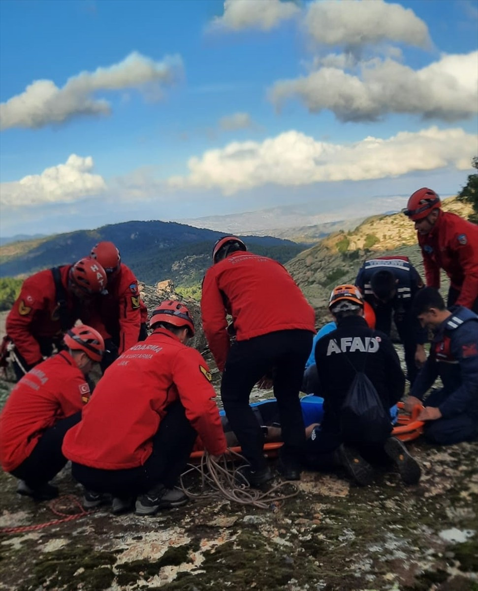 Aydın'ın Koçarlı ilçesinde dağda yürüyüş yaparken düşerek yaralanan kişi, askeri helikopterle...