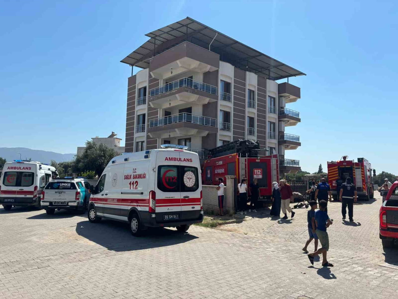 AYDIN'IN KÖŞK İLÇESİNDE BİR EVİNDE ÇATI KATINDAKİ KARTONLARIN TUTUŞMASI SONUCU ÇIKAN YANGINDA, 4...
