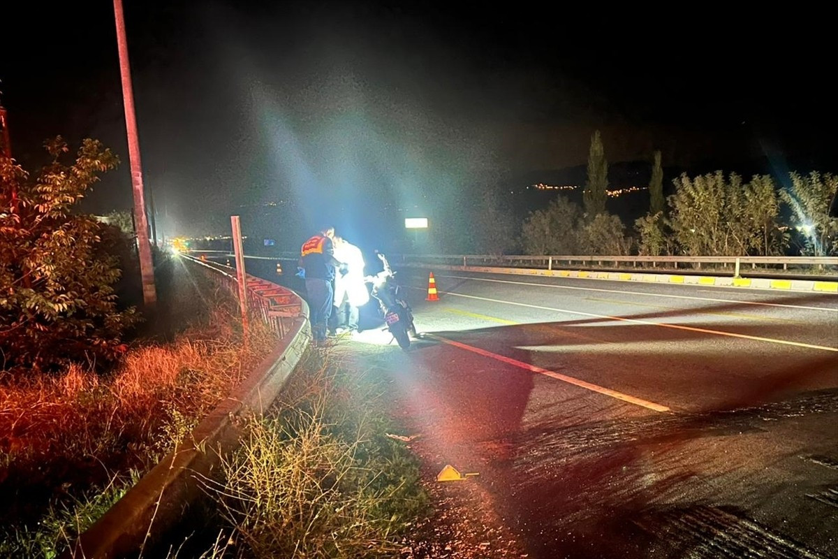 Aydın'ın Köşk ilçesinde kamyonetle çarpışan motosikletin sürücüsü hayatını kaybetti. Ekipler kaza...