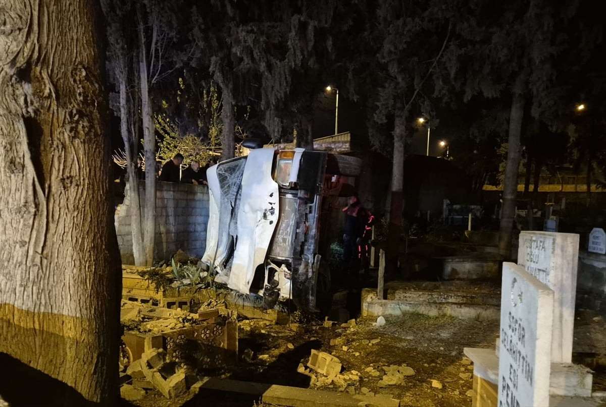 Aydın'ın Köşk ilçesinde kontrolden çıkarak mezarlık alanına devrilen panelvandaki 3 kişi...