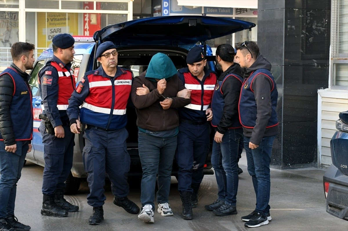Aydın'ın Kuşadası ilçesinde 14 yıldır aranan terör örgütü PKK/KCK üyesi sahte kimlikle...