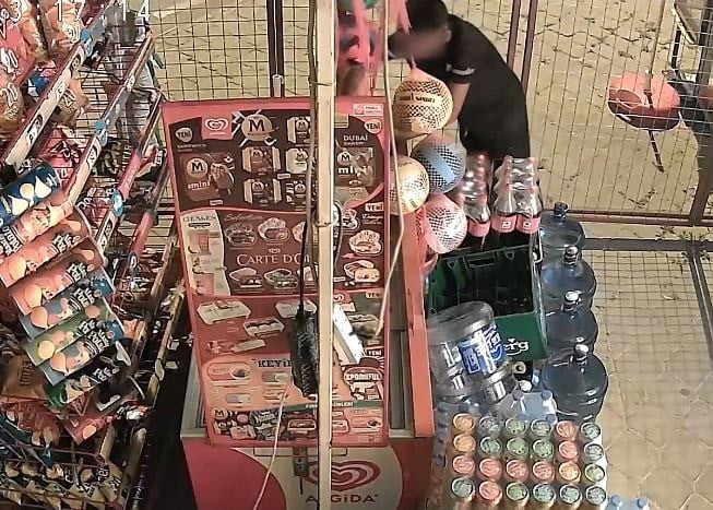 AYDIN'IN KUŞADASI İLÇESİNDE GECE SAATLERİNDE BİR MARKETE GİREN ÇOCUK YAŞTAKİ 2 ŞÜPHELİ, YAKLAŞIK...