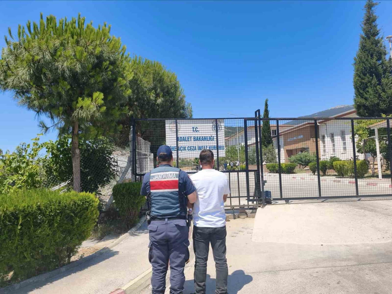 AYDIN'IN KUŞADASI İLÇESİNDE JANDARMA EKİPLERİNCE ARANAN ŞAHISLARIN YAKALANMASINA YÖNELİK...