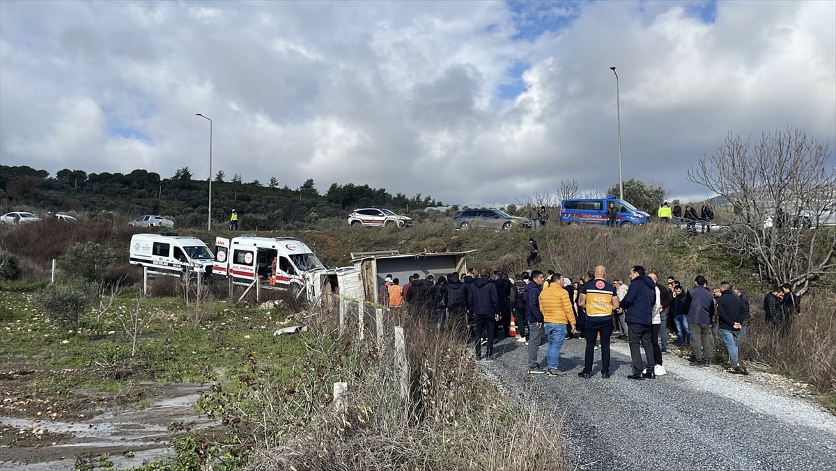 Aydın'ın Kuşadası ilçesinde kamyonun şarampole devrilmesi sonucu 1 kişi hayatını kaybetti, 2 kişi...