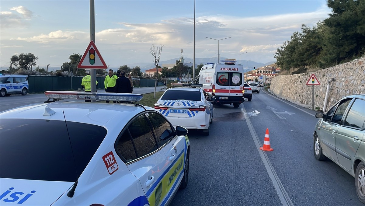 Aydın'ın Kuşadası ilçesinde motosikletin devrilmesi sonucu 2 kişi yaralandı.