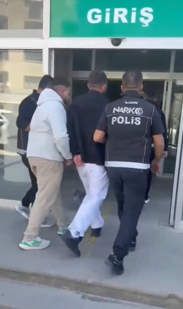 AYDIN'IN KUŞADASI İLÇESİNDE NARKOTİK EKİPLERİNCE DÜZENLENEN OPERASYONDA 5 BİN 989 ADET SENTETİK...