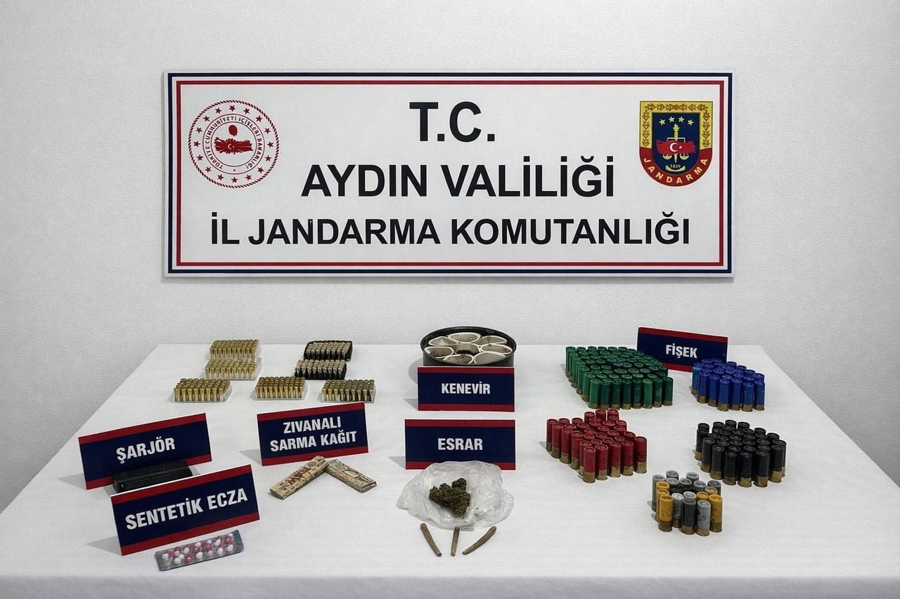 AYDIN'IN KUŞADASI İLÇESİNDE NARKOTİK KÖPEĞİYLE YAPILAN EV ARAMASINDA UYUŞTURUCU VE MÜHİMMAT ELE...