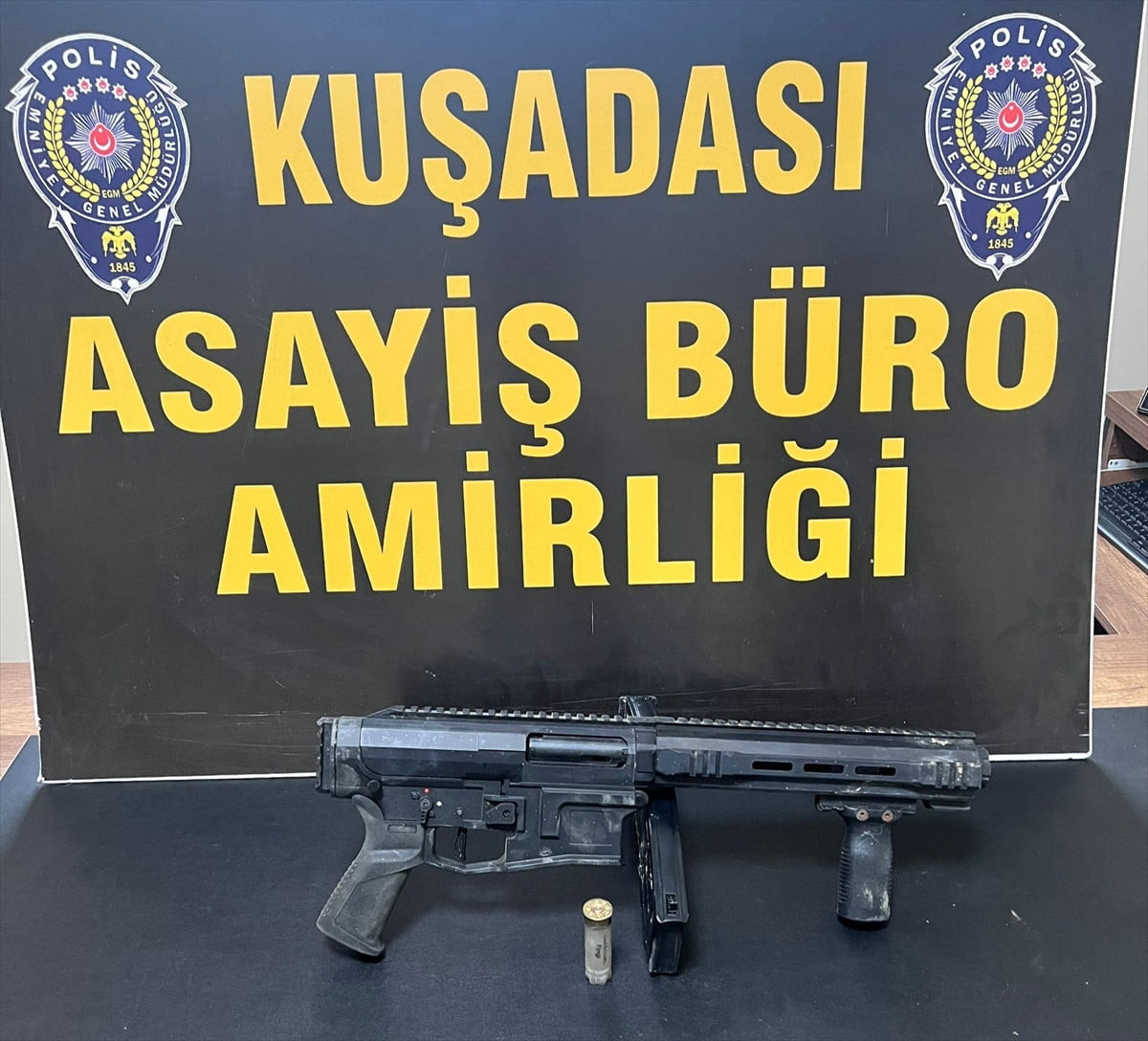 Aydın'ın Kuşadası ilçesinde tartıştığı arkadaşını tüfekle öldüren şüpheli tutuklandı.  Şüphelinin...