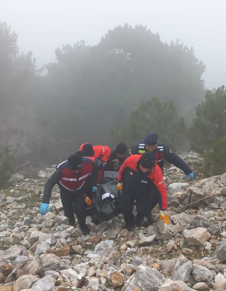 Aydın'ın Kuşadası ilçesinde uçurumda erkek cesedi bulundu.