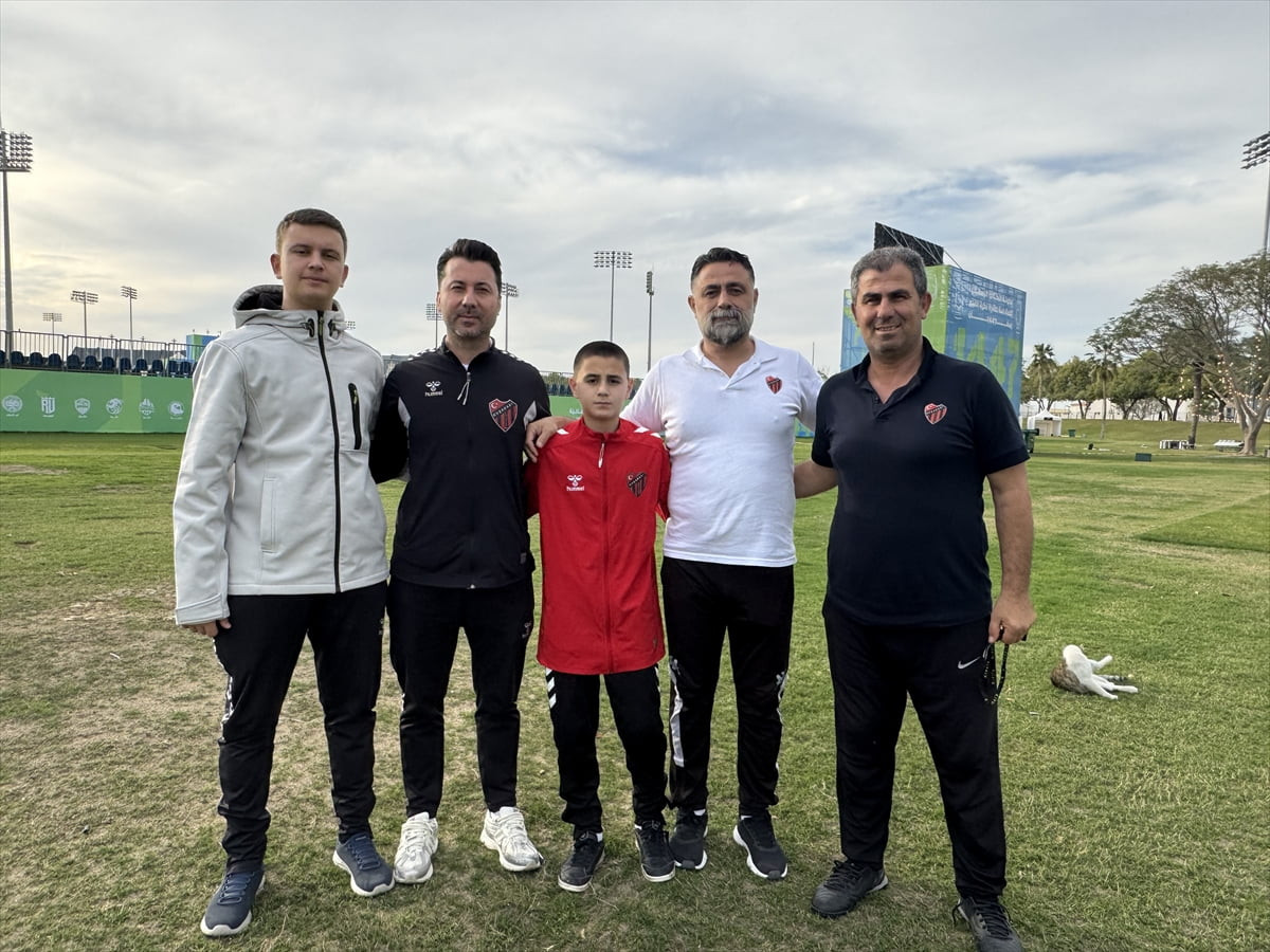 Aydın'ın Kuşadası ilçesinden Katar'a gelen Kuşadası Küçükada Futbol Takımı kafilesi, İran'ın ABD-...