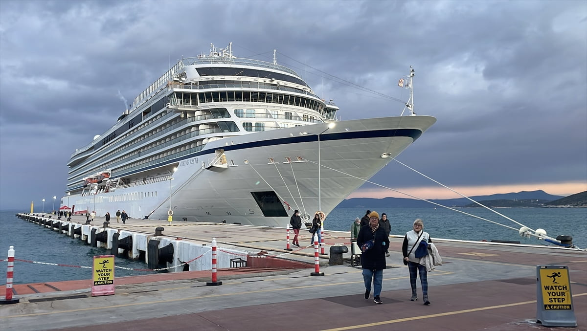Aydın'ın Kuşadası ilçesine 2026 yılının ilk kruvaziyeri yanaştı. Ege Port Limanı'na yanaşan Norveç...