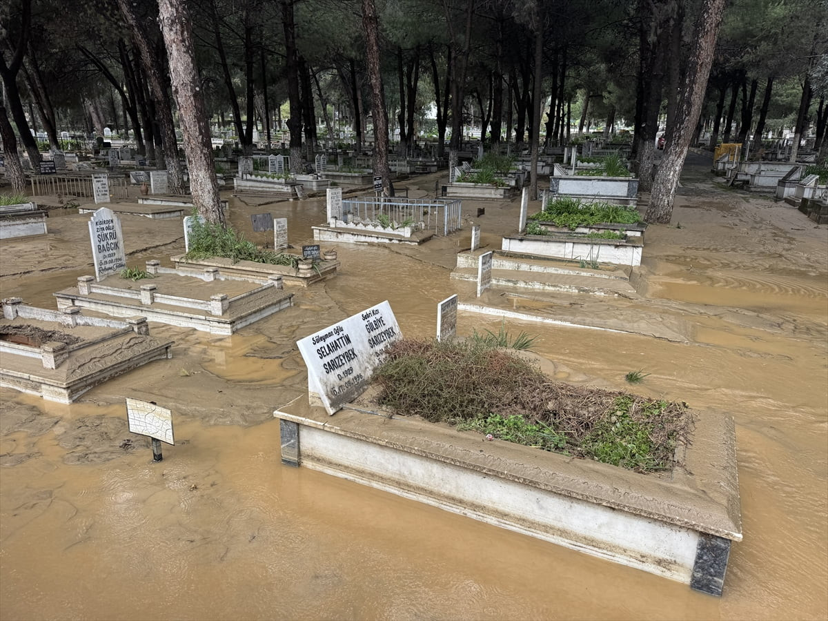 Aydın'ın Kuşadası ve Söke ilçesinde etkili olan sağanak nedeniyle yol çöktü, su baskınları...