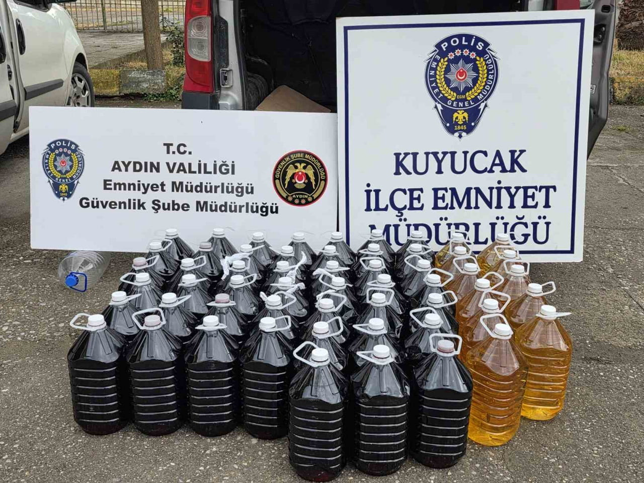 AYDIN'IN KUYUCAK İLÇESİNDE BİR ARAÇTA YAPILAN ARAMADA 280 LİTRE SAHTE ALKOL ELE GEÇİRİLDİ.