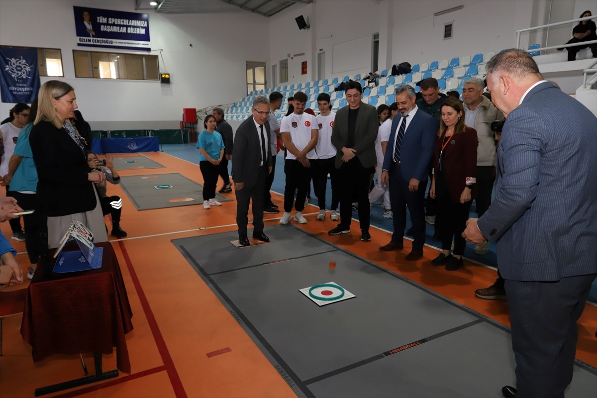 Aydın'ın Nazilli ilçesinde 30 takım ve 140 sporcunun katılımıyla 2. Kız-Erkek Gençler ve Büyükler...