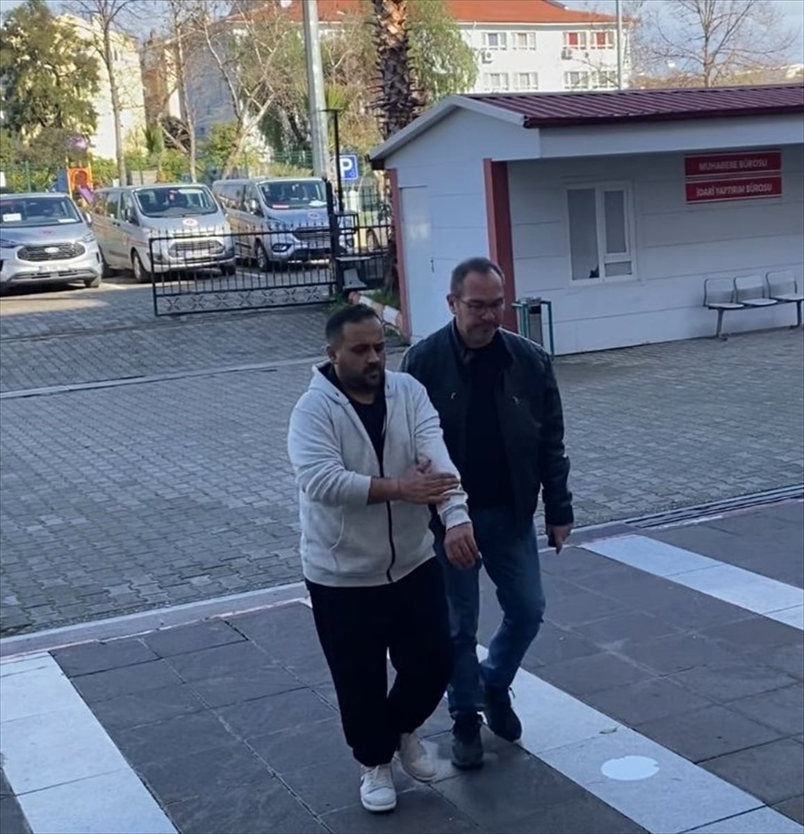 Aydın'ın Nazilli ilçesinde kuyumcudan altın yüzük çaldığı anlar güvenlik kamerasınca kaydedilen...