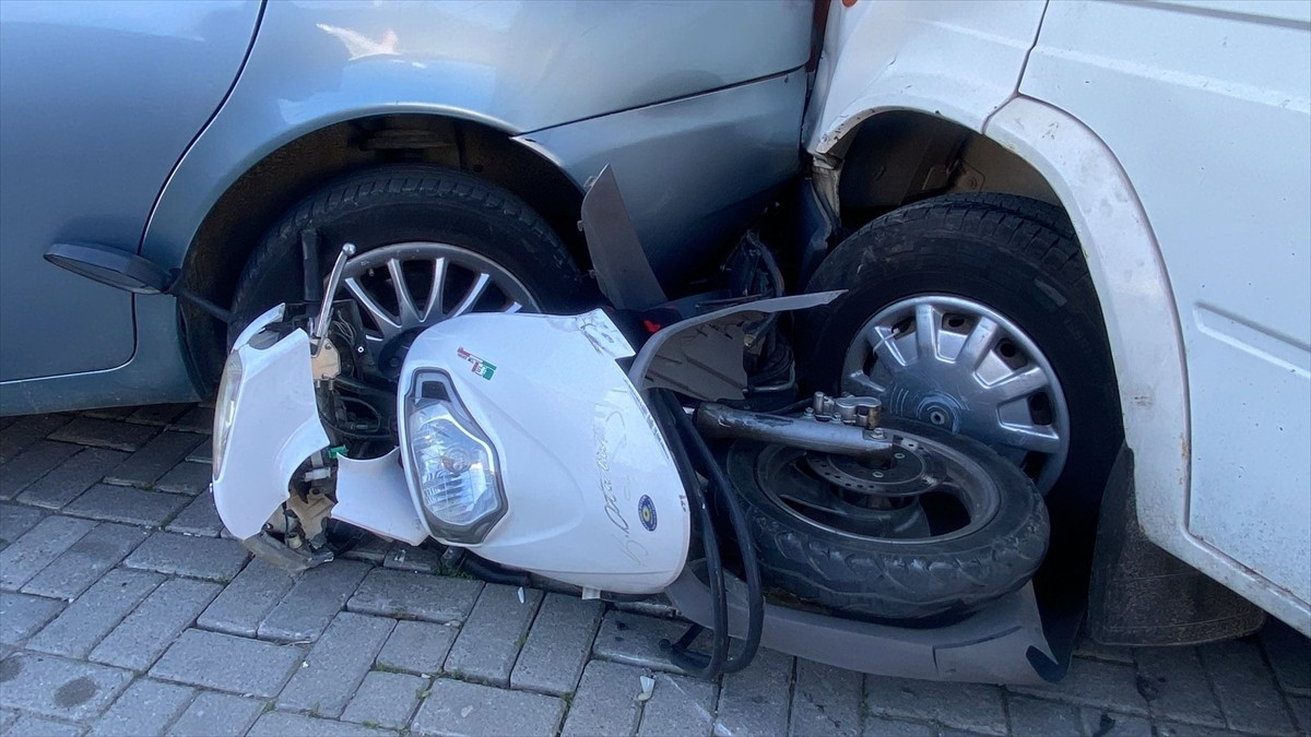 Aydın'ın Nazilli ilçesinde minibüsle motosikletin çarpışması sonucu 1 kişi yaralandı.