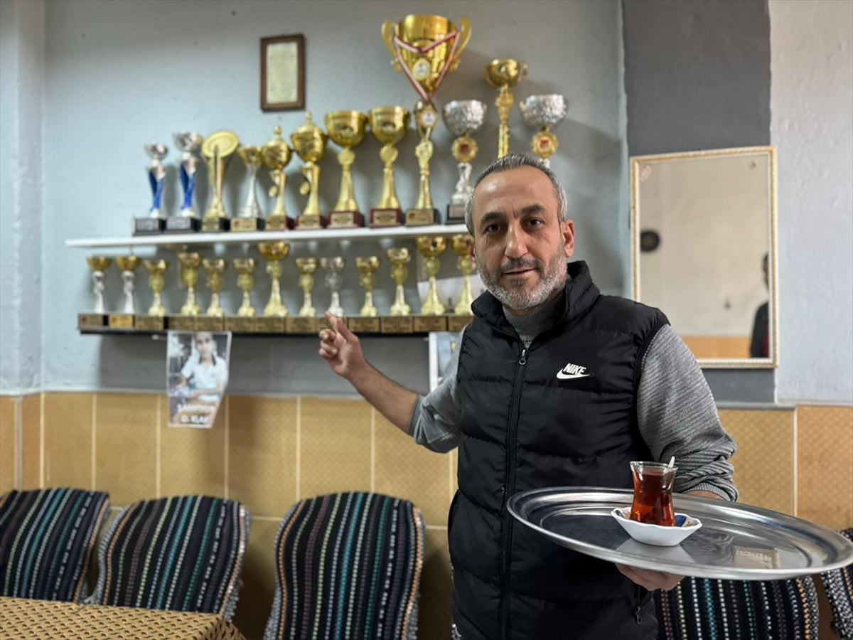 Aydın'ın Nazilli ilçesinde "Kuşçu çaycı" olarak bilinen İsmail Demirkol, yetiştirdiği posta...