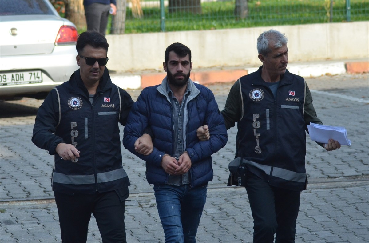 Aydın'ın Nazilli ilçesinde tartıştığı arkadaşını bıçakla yaraladığı gerekçesiyle yakalanan...