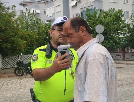 AYDIN'IN NAZİLLİ İLÇESİNDE TRAFİKTE ZİKZAKLAR ÇİZEREK İLERLEYEN VE HEM SÜRÜCÜLERE HEM YAYALARA ZOR...