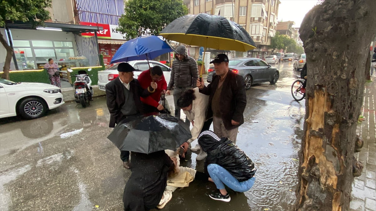 Aydın'ın Nazilli ilçesinde vatandaşlar, motosikletiyle devrilerek yaralanan kadın sürücüyü...