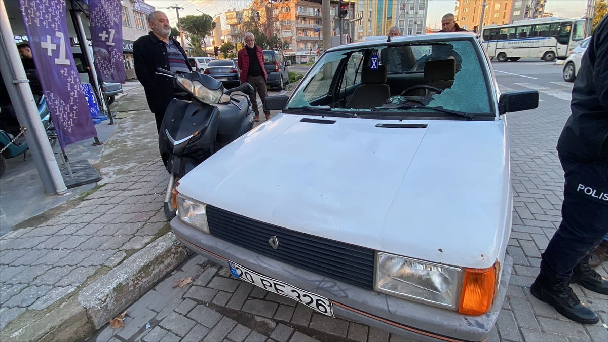 Aydın'ın Nazilli ilçesinde yaya geçidinden yolun karşısına geçerken otomobilin çarptığı kişi...