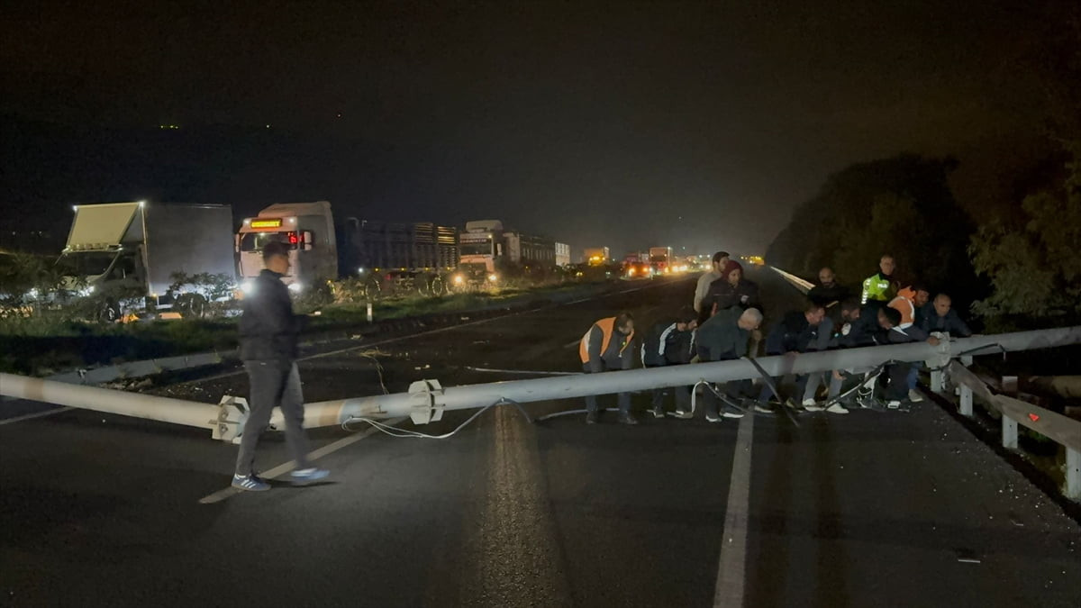 Aydın'ın Söke ilçesinde bir tırın açık kalan dorsesinin Ortalama Hız İhlal Tespit Sistemi direğini...