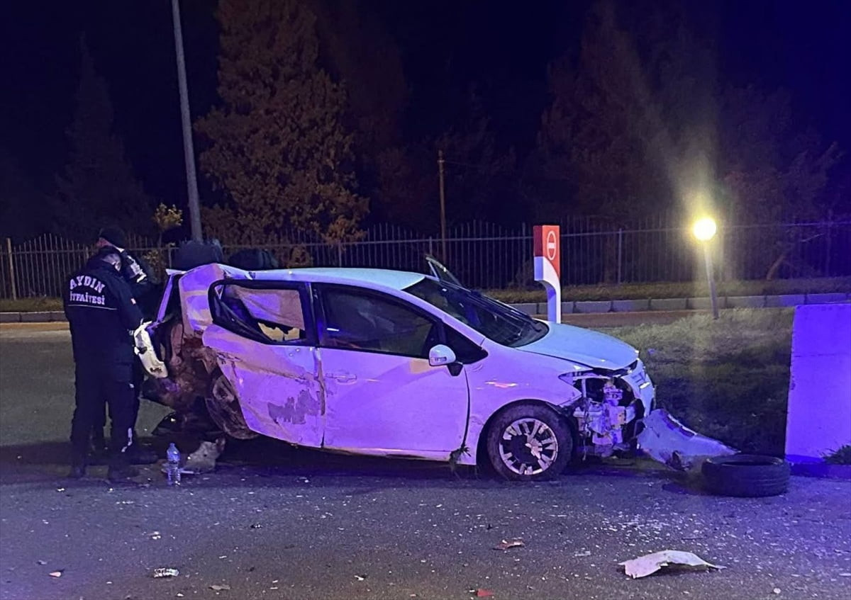 Aydın'ın Söke ilçesinde duvara çarpan otomobildeki 2 kişi yaralandı.