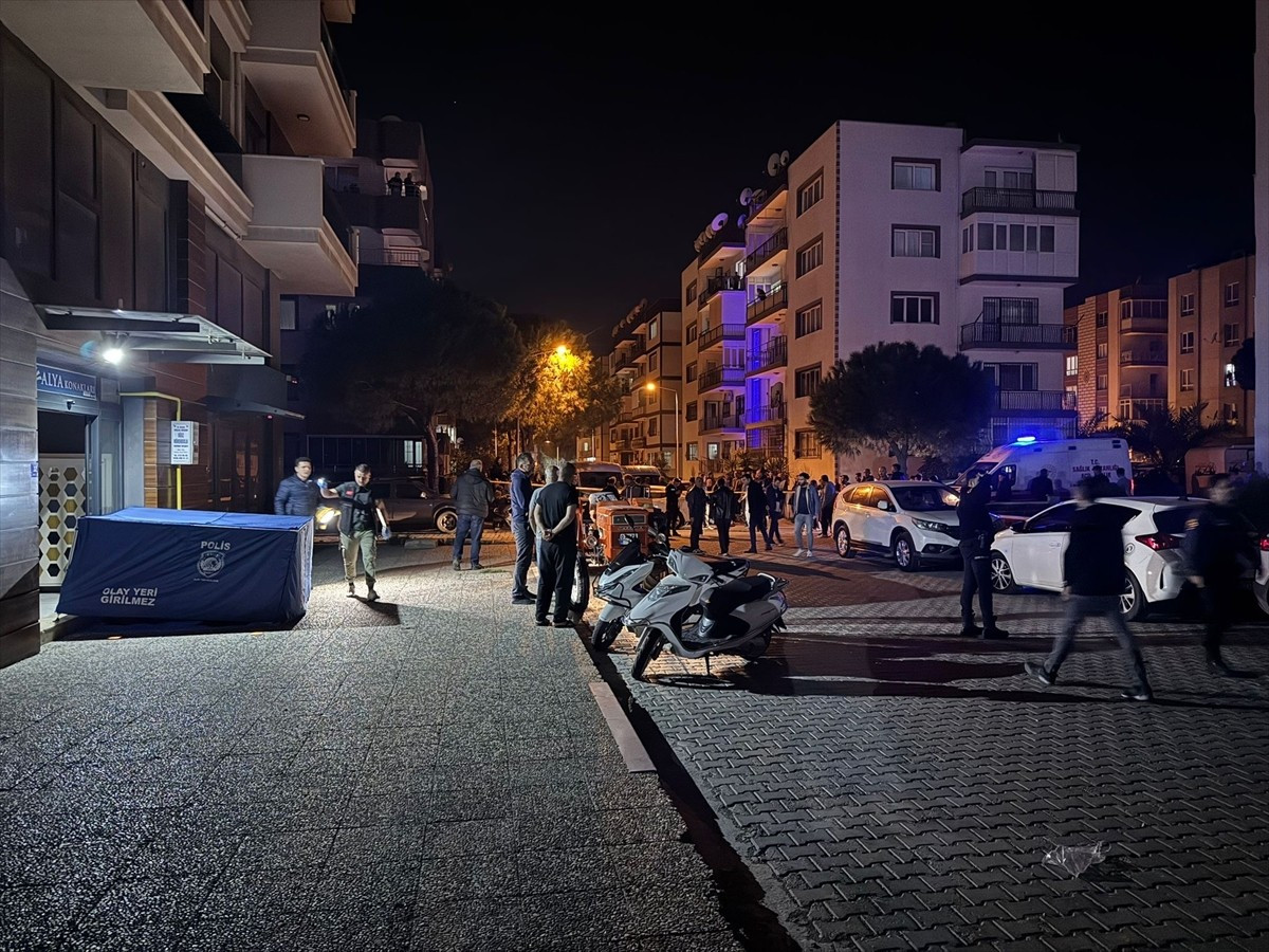 Aydın'ın Söke ilçesinde evinin önünde silahlı saldırıya uğrayan kişi hayatını kaybetti.