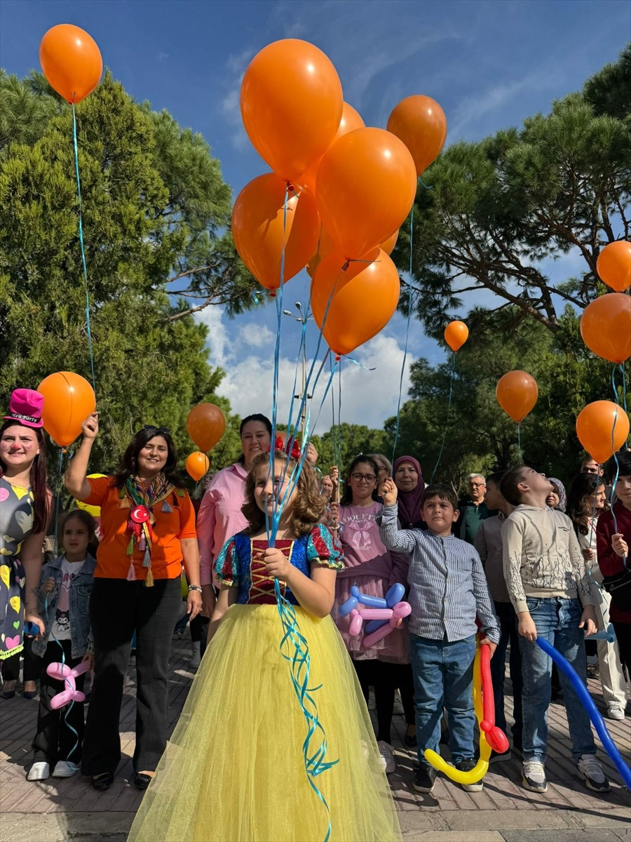 Aydın'ın Söke ilçesinde lösemiyi yenen 7 yaşındaki Masal Özdirekcan (önde) için düzenlenen...
